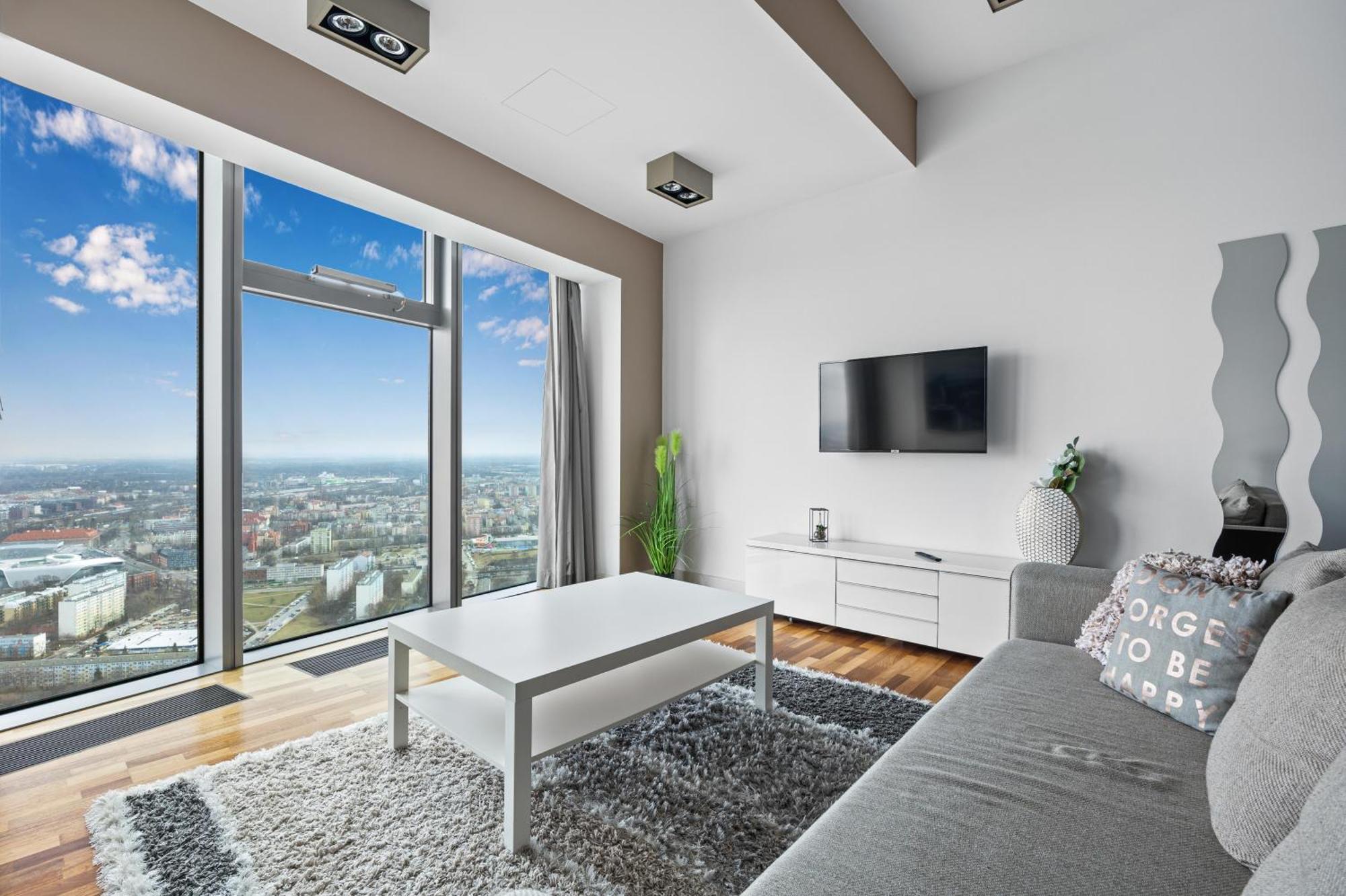 Apartment 30th+ Floor In Sky Tower *