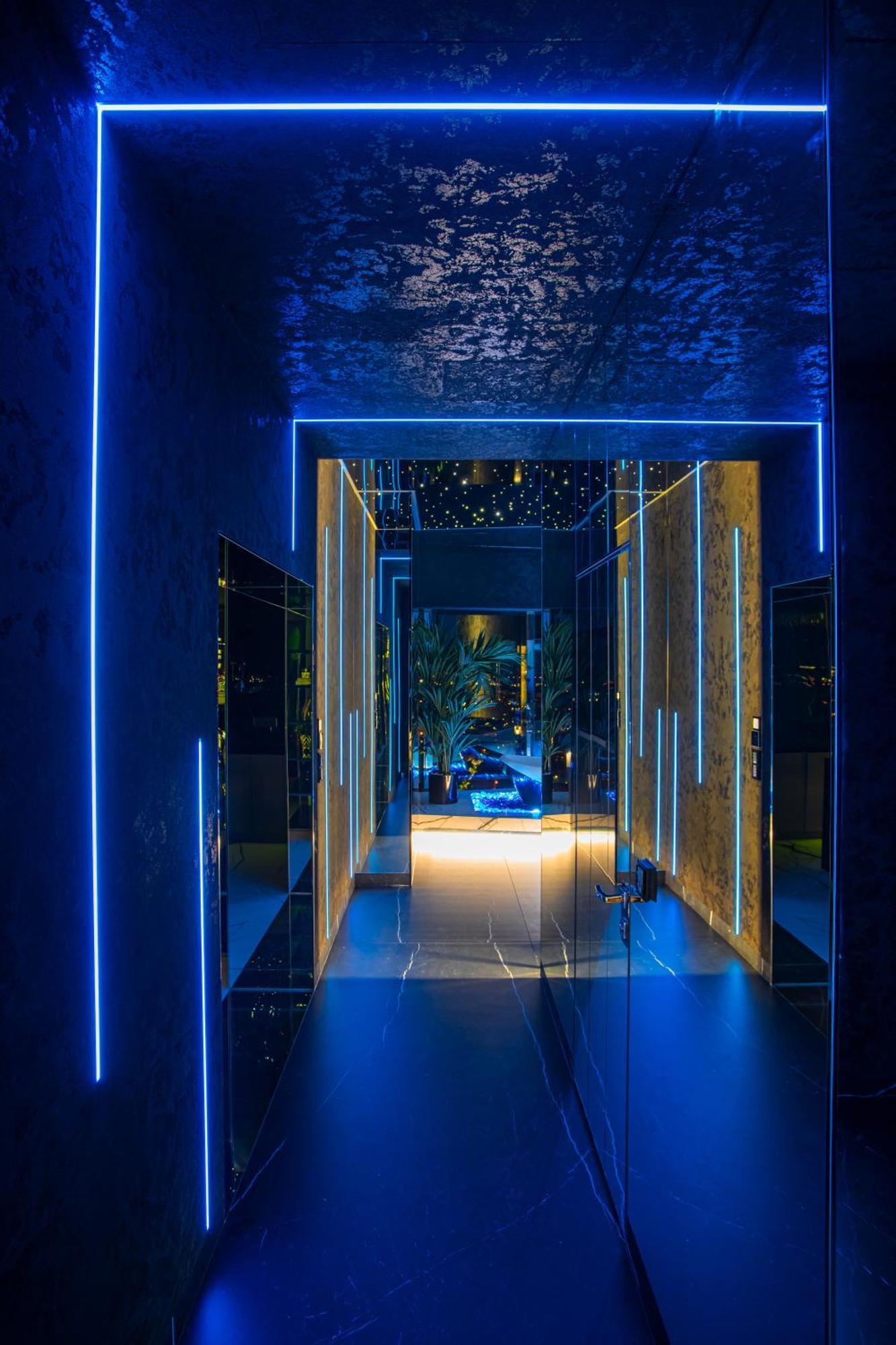 30th+ Floor In Sky Tower Apartment *